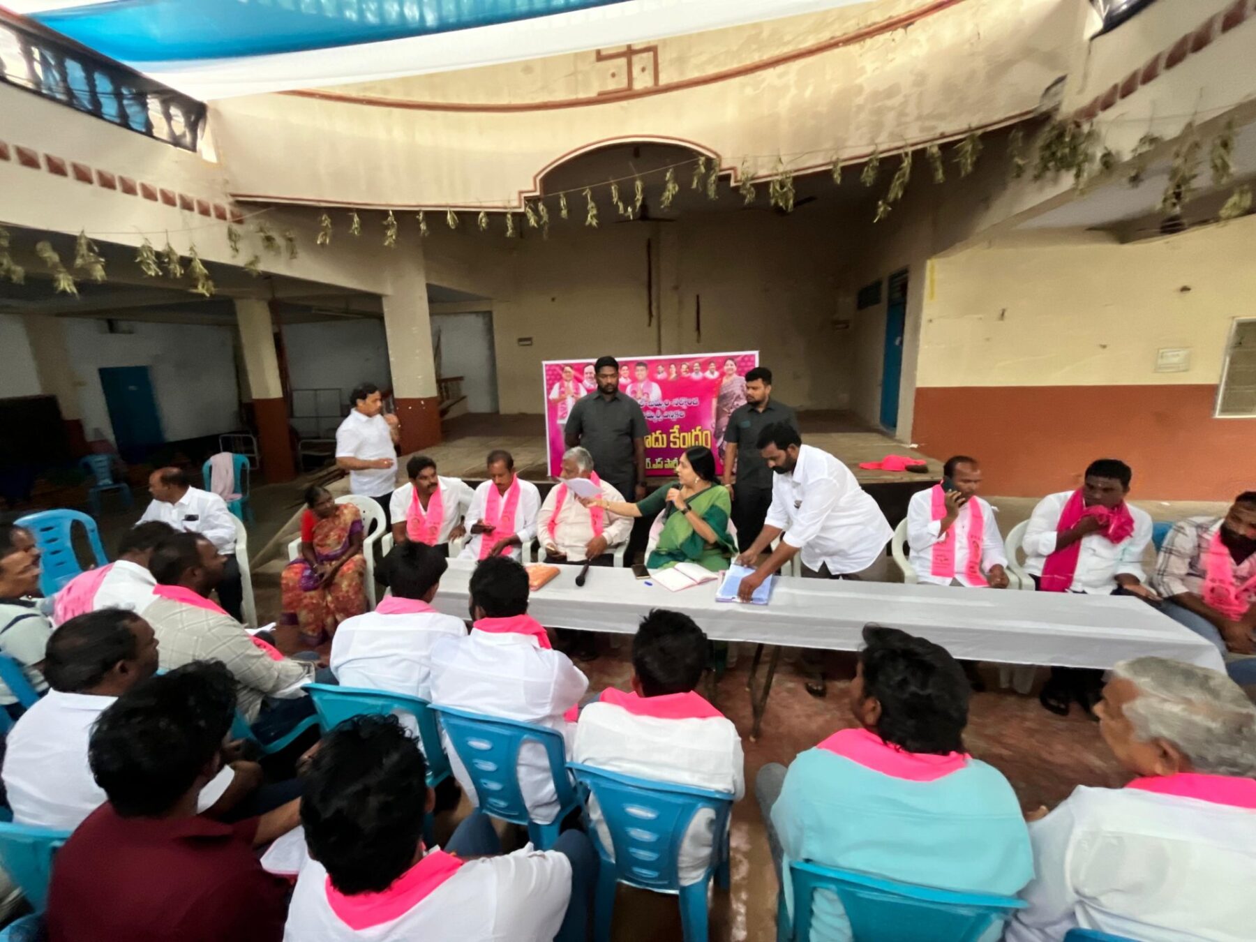 డోర్నకల్ మండల కేంద్రంలో బీఆర్ఎస్ పార్టీ ఆధ్వర్యంలో ఎన్నికల సన్నాహక సమావేశం నిర్వహించిన మాజీ ఎంపీ మాలోత్ కవిత