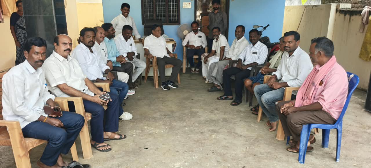 మేఘ్య తండాలో మాజీ ఉపసర్పంచ్‌ను పరామర్శించిన డి.ఎస్. రెడ్యా నాయక్