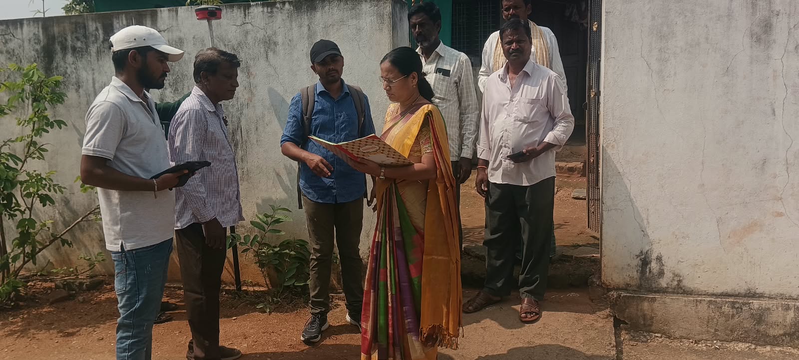 ఆబాది భూముల రీ సర్వే రికార్డుల ప్రక్రియను పరిశీలించిన మరిపెడ తహసీల్దార్ కృష్ణవేణి