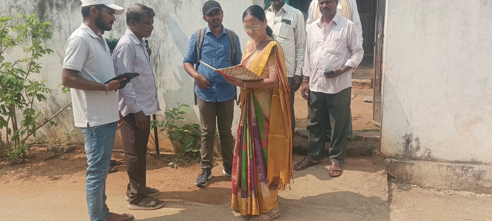 ఆబాది భూముల రీ సర్వే రికార్డుల ప్రక్రియను పరిశీలించిన మరిపెడ తహసీల్దార్ కృష్ణవేణి