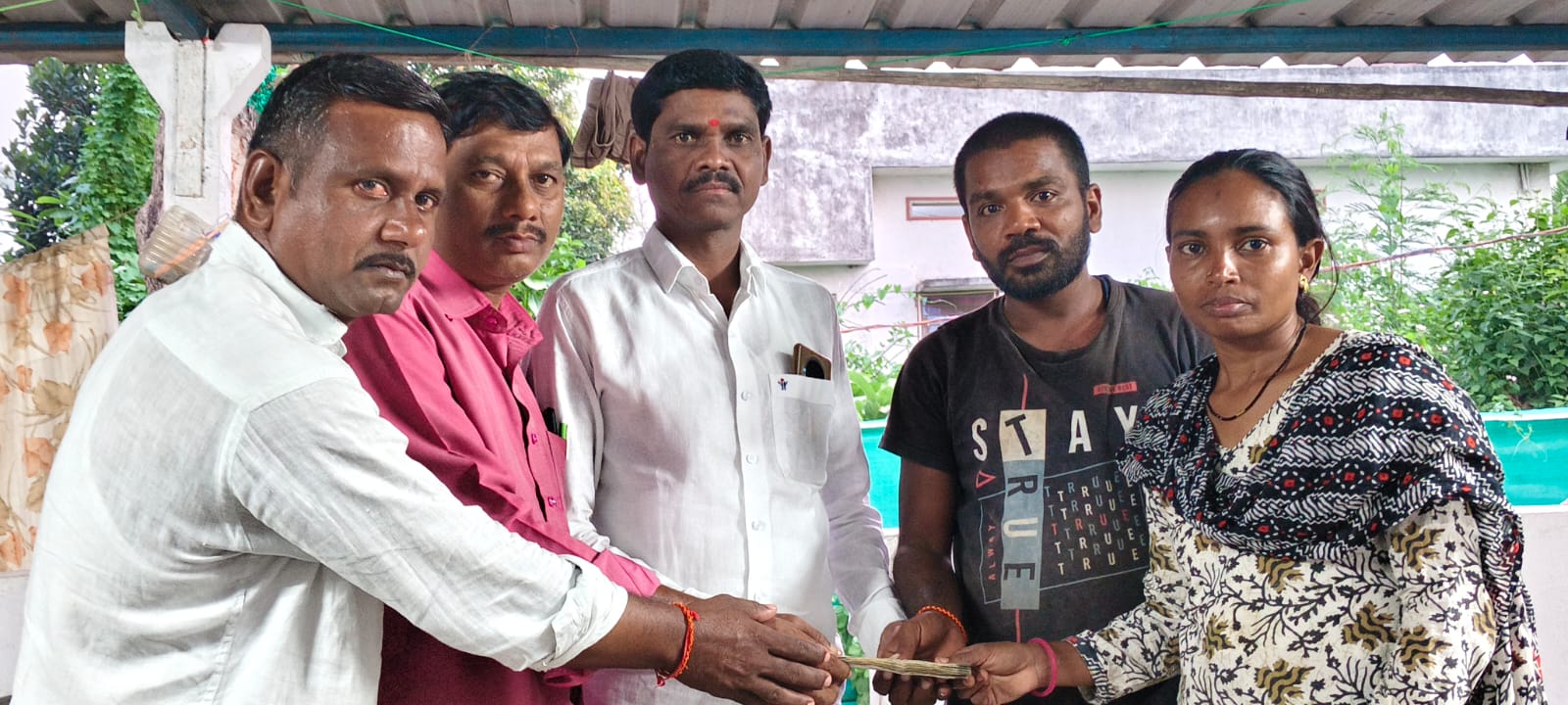 మిత్రునికి 20వేల రూపాయలు ఆర్థిక సాయం చేసిన మిత్రులు.