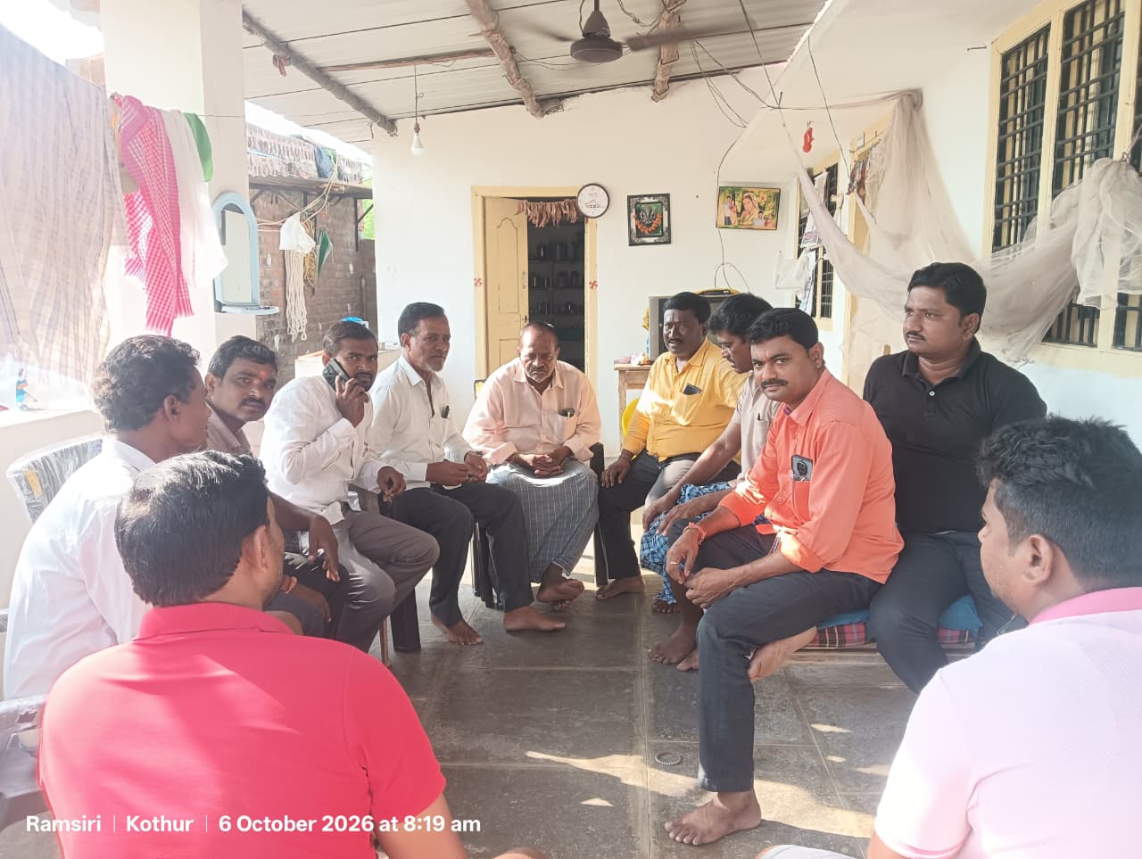 హాస్పిటల్ లో చికిత్స పొంది ఇటీవల ఇంటికి వచ్చిన మాజీ వైస్ ఎంపీపీ సొంటి శారద- లక్ష్మణ్, పార్టీ నాయకులు మండల కోటి గార్లను పరామర్శించిన .. మాజీఎంపీపీ వేములపల్లి ప్రకాష్ ,