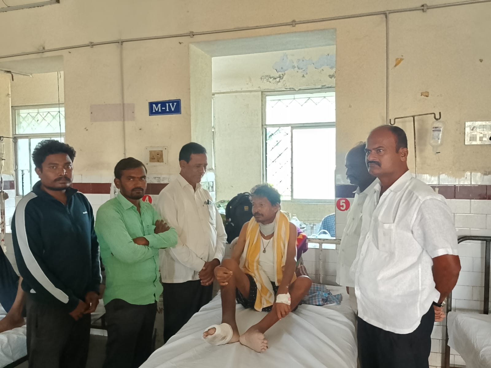 దబ్బీర్ పేట, మాజీ సర్పంచ్ ను పరామర్శించిన మాజీ ఎంపీపీ వేములపల్లి ప్రకాష్ రావు