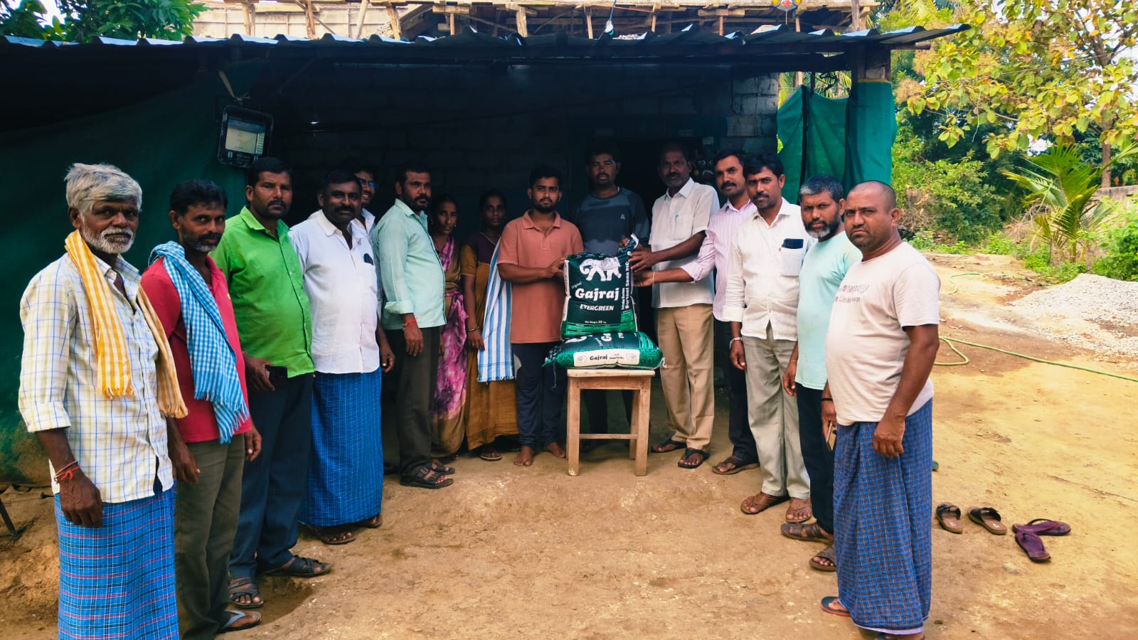 బి ఆర్ ఎస్ పార్టీకి చెందిన నిరుపేద కుటుంబానికి 50 కేజీల బియ్యం అందజేత.