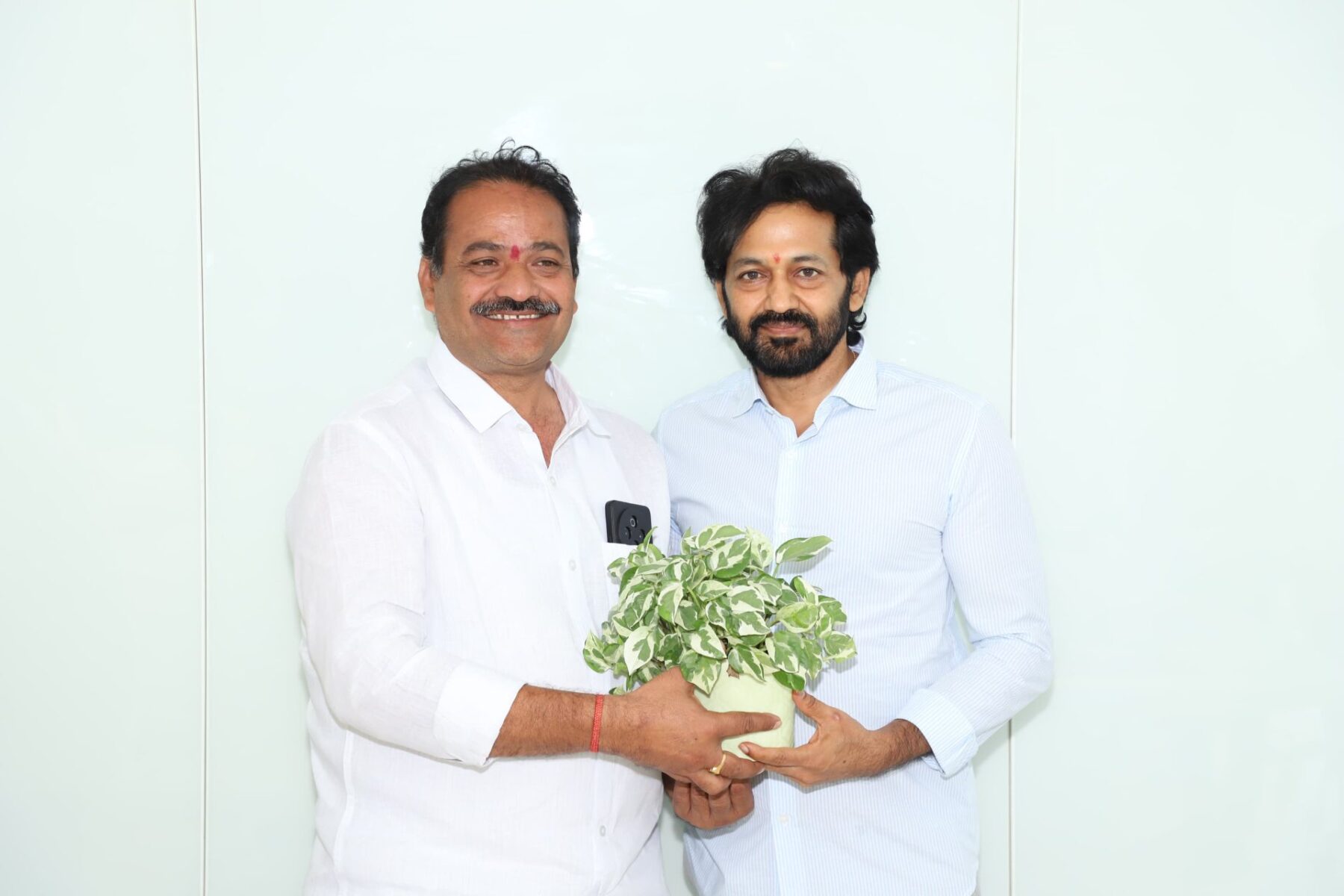 నర్సంపేట ఎమ్మెల్సీ నియోజకవర్గ ఇన్చార్జ్ పోచంపల్లి శ్రీనివాస్ రెడ్డి మర్యాదపూర్వకంగా కలిసిన మాజీ ఏఎంసీ చైర్మన్