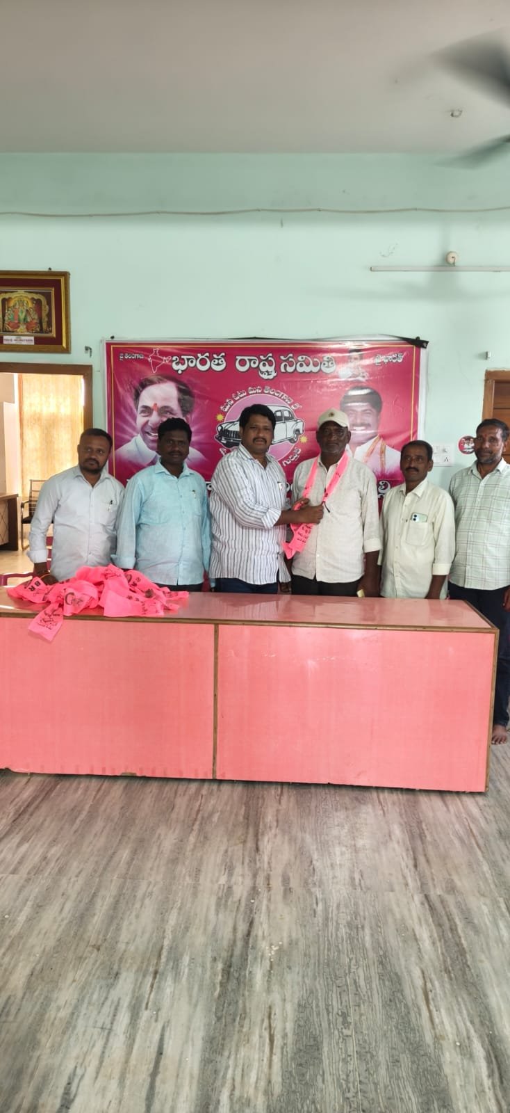 నారక్కపేటలో బిఆర్‌ఎస్‌కు షాక్: కాంగ్రెస్ పార్టీలో చేరిన సీనియర్ నాయకుడు వక్కల వెంకన్న
