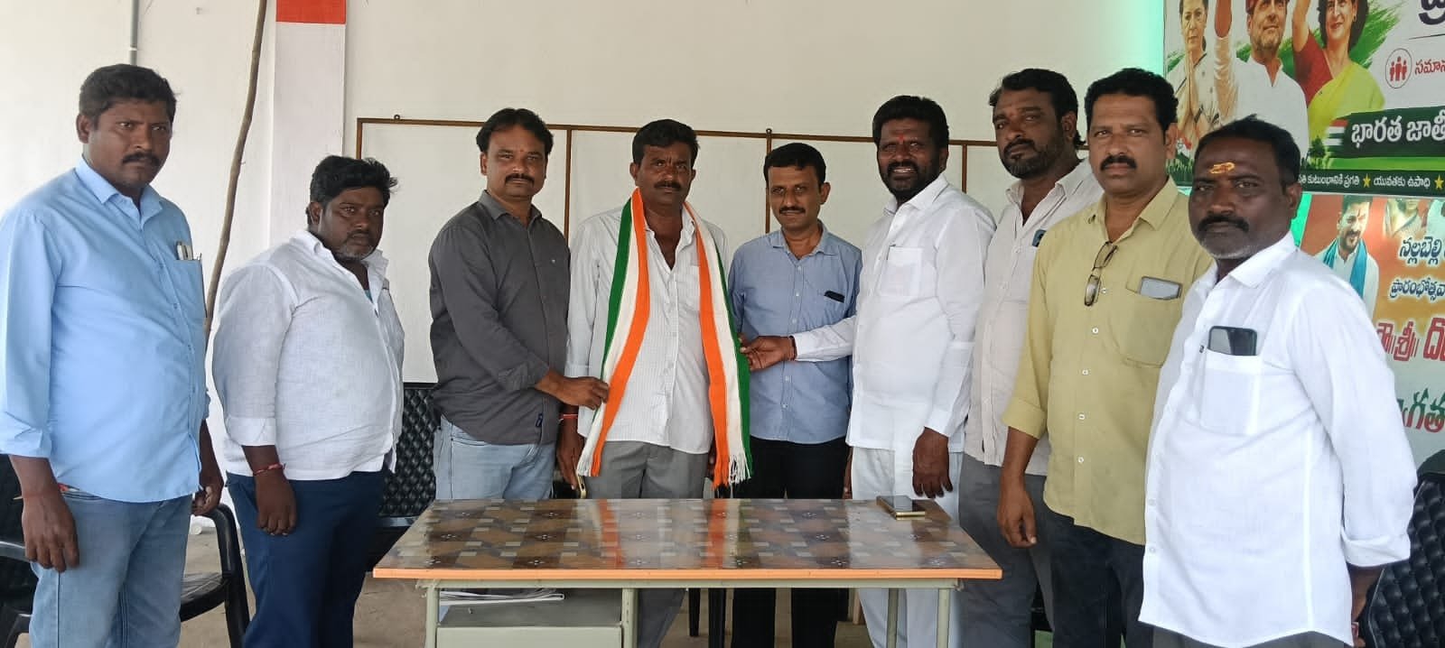 మహాత్మా గాంధీ జయంతి సందర్భంగా మాధవరం నగర్ కాలనీ డివిజన్ బి ఆర్ ఎస్ పార్టీ కార్యాలయం నందు స్థానిక నాయకులతో కలిసి గాంధీజీ చిత్రపటానికి పూలమాల వేసి ఘన నివాళులు అర్పించిన మాజీ కార్పొరేటర్ మాధవరం రంగారావు