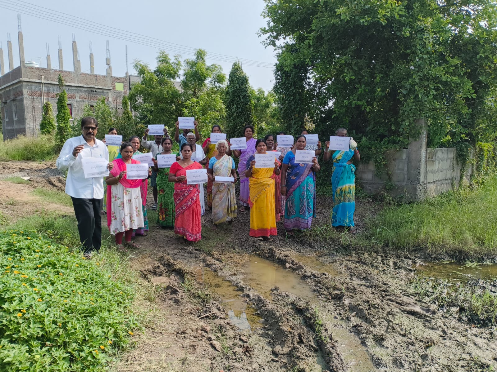 ఇరగవరం లో కనీస సౌకర్యాల కోసం వీధి పోరాటం