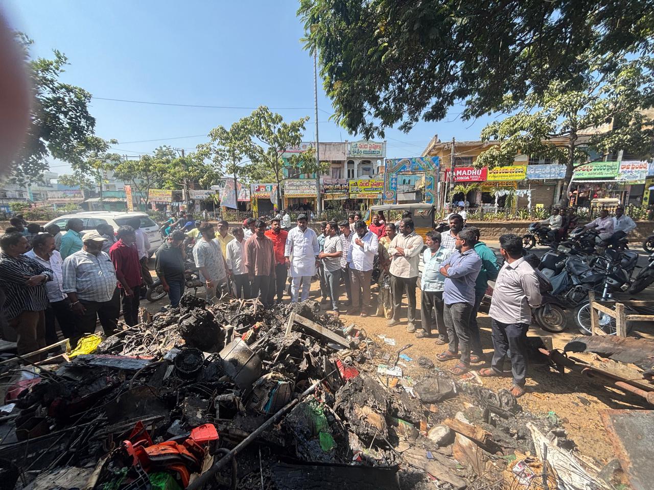 అగ్నిప్రమాద బాధితులను పరామర్శించిన బీజేపీ జిల్లా ప్రధాన కార్యదర్శి డా. గోగుల రాణా ప్రతాప్ రెడ్డి