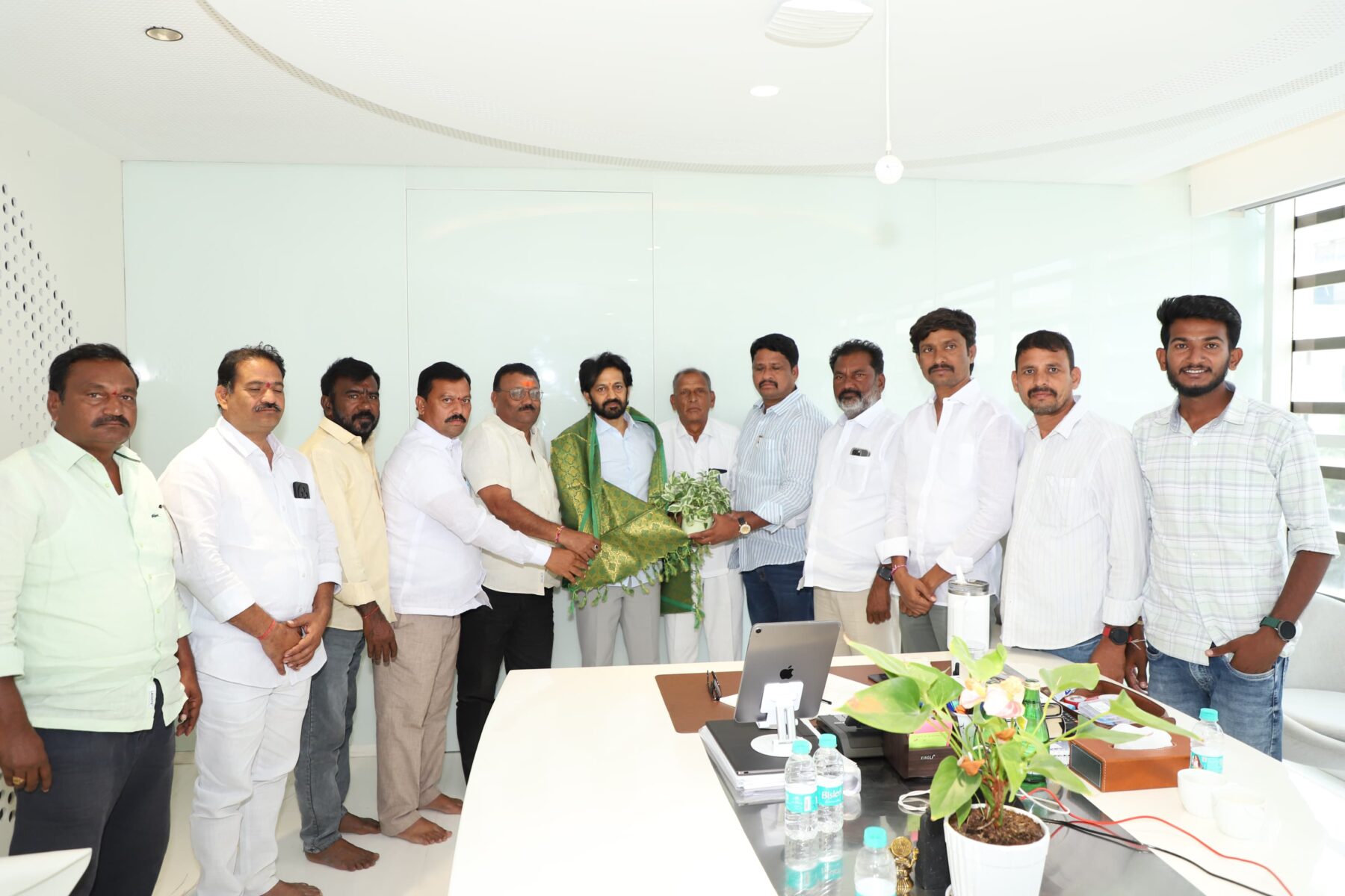 ఎమ్మెల్సీ గ్రాడ్యుయేట్ ఎన్నికల ఇంచార్జ్‌గా నియమితులైన పోచంపల్లి శ్రీనివాస్‌రెడ్డిని కలిసినా మండల నాయకులు