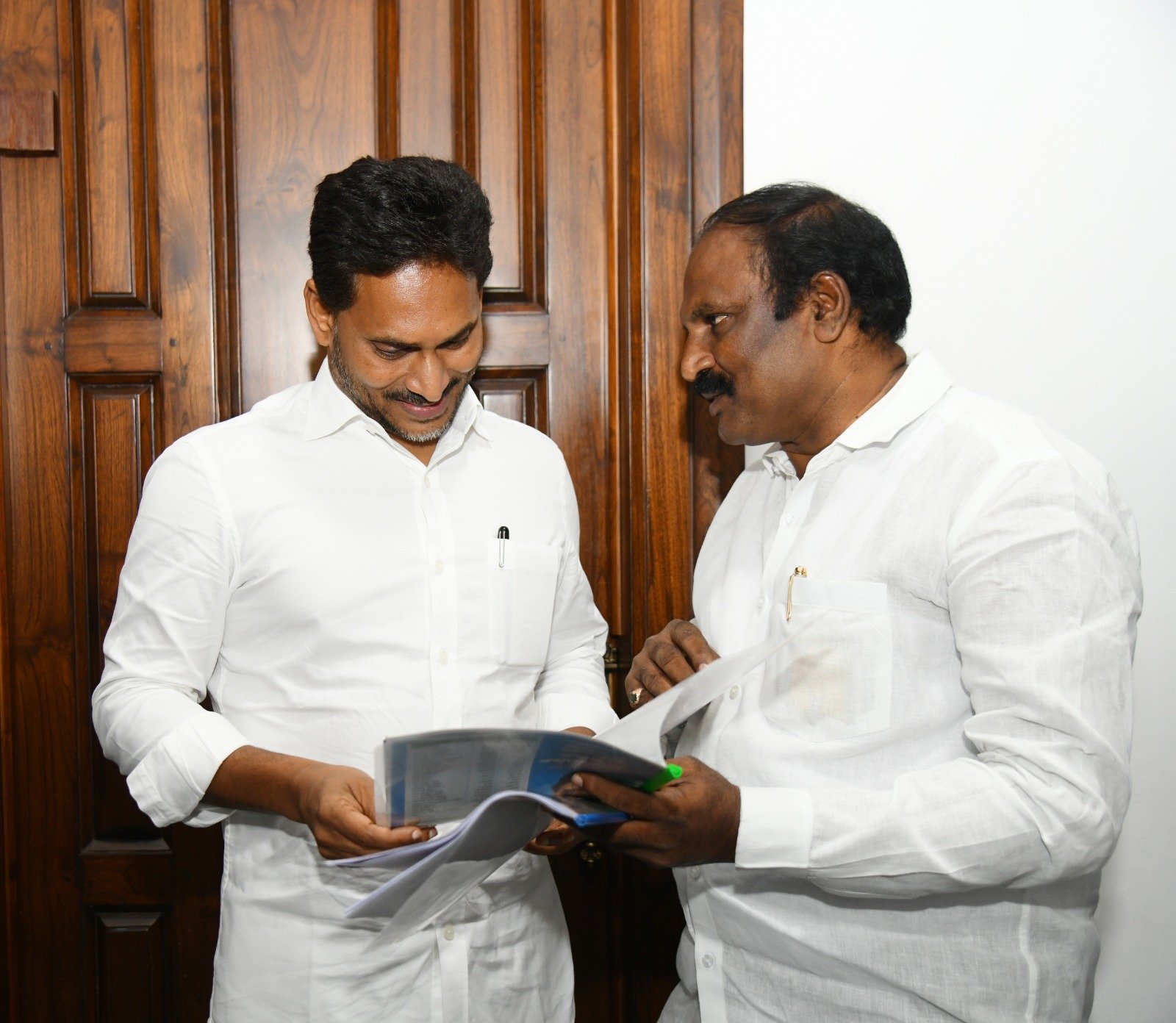 కాకర్ల చారిటబుల్ ట్రస్ట్ ద్వారా అంగన్వాడీ కేంద్రాలకు 5 సీలింగ్ ఫ్యాన్ల పంపిణీ.