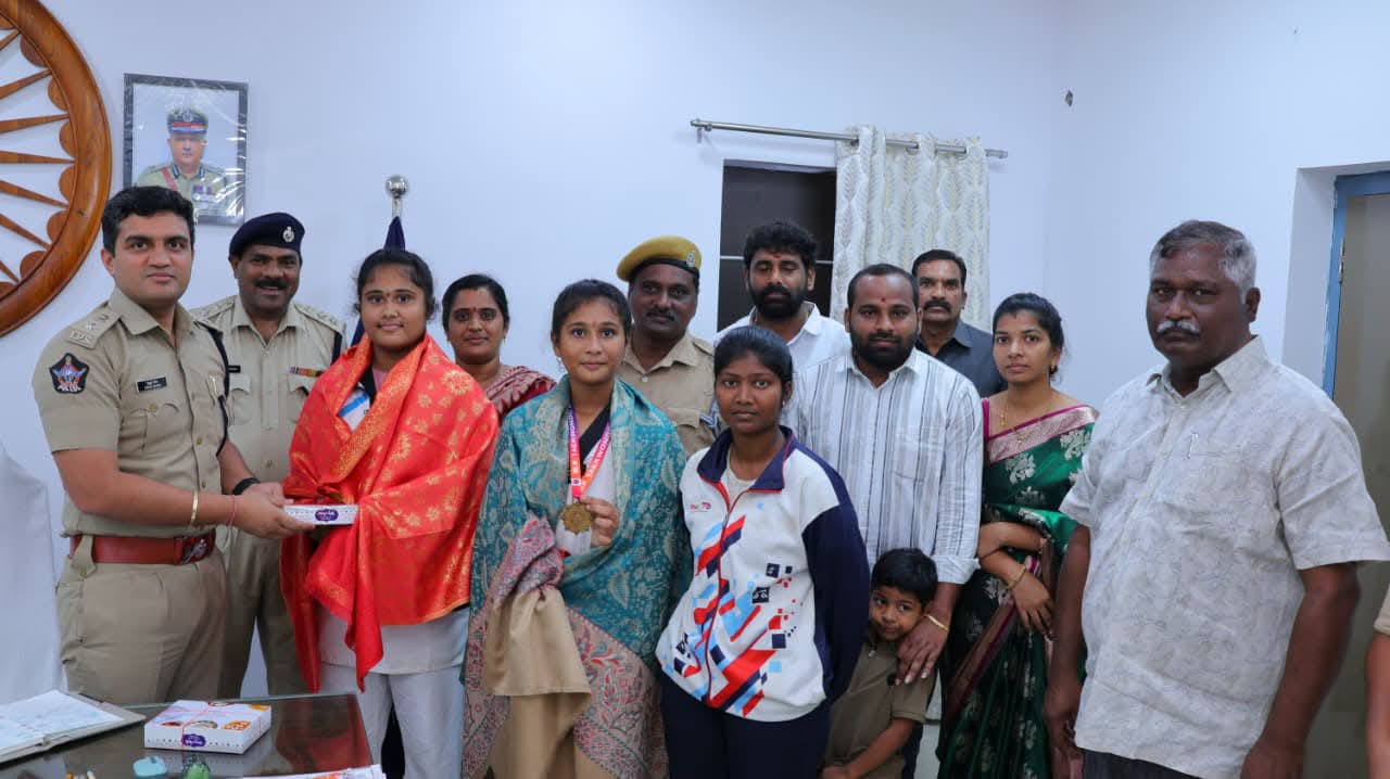జాతీయ టైక్వాండోలో బంగారు పతకం సాధించిన లాహితీ తేజకు జిల్లా ఎస్పీ అభినందనలు