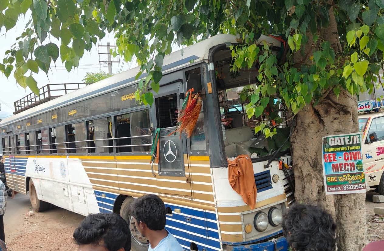 అమలాపురంలో త్రుటిలో తప్పిన పెను ప్రమాదం.. బ్రేక్ ఫెయిల్‌తో చెట్టును ఢీకొట్టిన బస్సు!