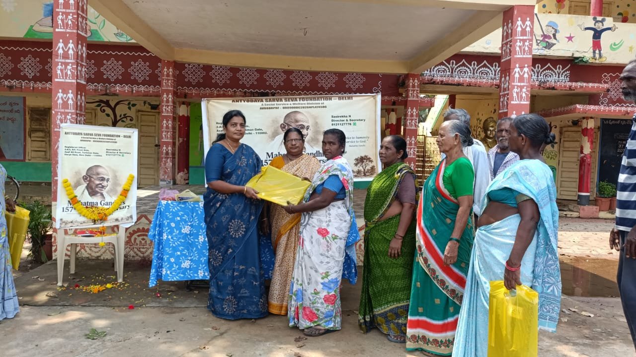 அந்த்யோதயா சர்வ சேவா அறக்கட்டளையின் அனுசரணையில் ஏழைகளுக்குப் போர்வைகள் வழங்கப்பட்டன. நெல்லி சுஜாதா