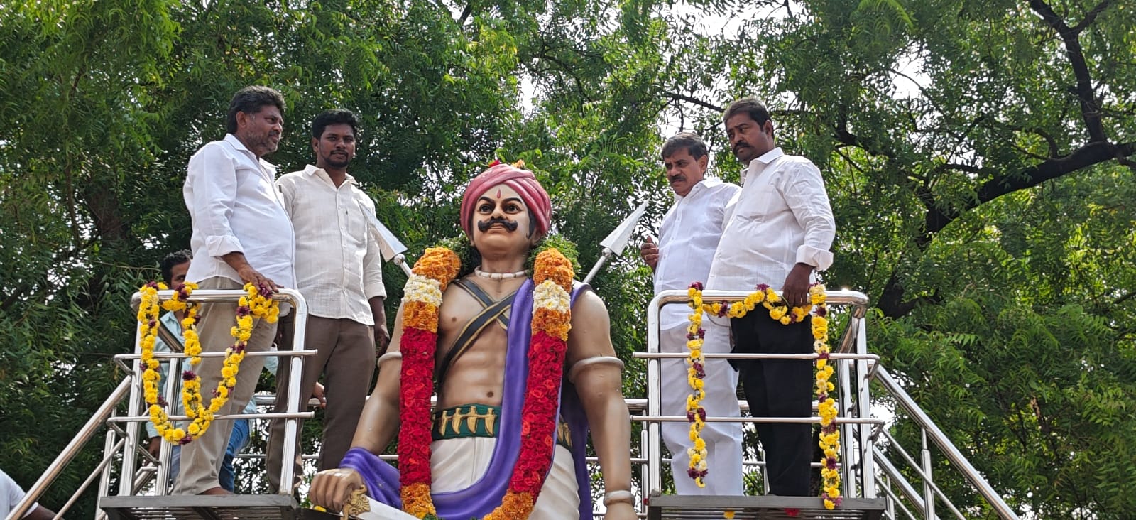 వడ్డె ఓబన్నకు ఘన నివాళులు….. విగ్రహానికి పూలమాలలు వేసి నివాళులర్పించిన నాయకులు