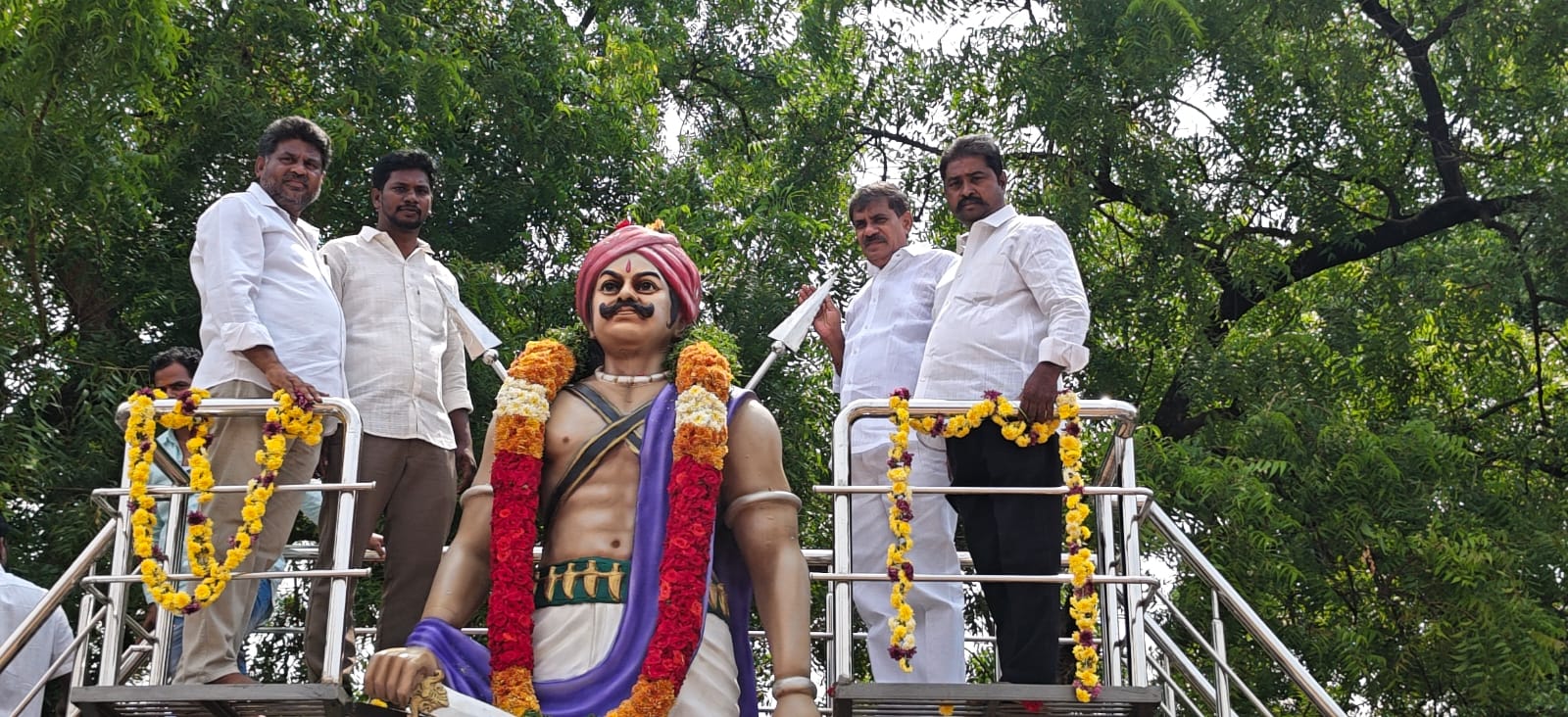 వడ్డె ఓబన్నకు ఘన నివాళులు….. విగ్రహానికి పూలమాలలు వేసి నివాళులర్పించిన నాయకులు