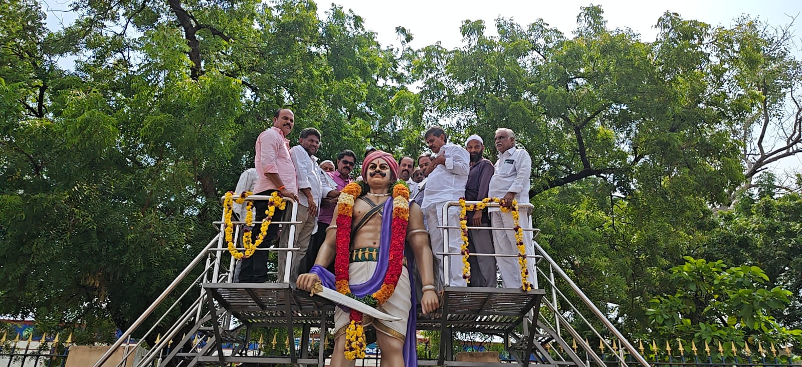 వడ్డె ఓబన్నకు ఘన నివాళులు….. విగ్రహానికి పూలమాలలు వేసి నివాళులర్పించిన నాయకులు