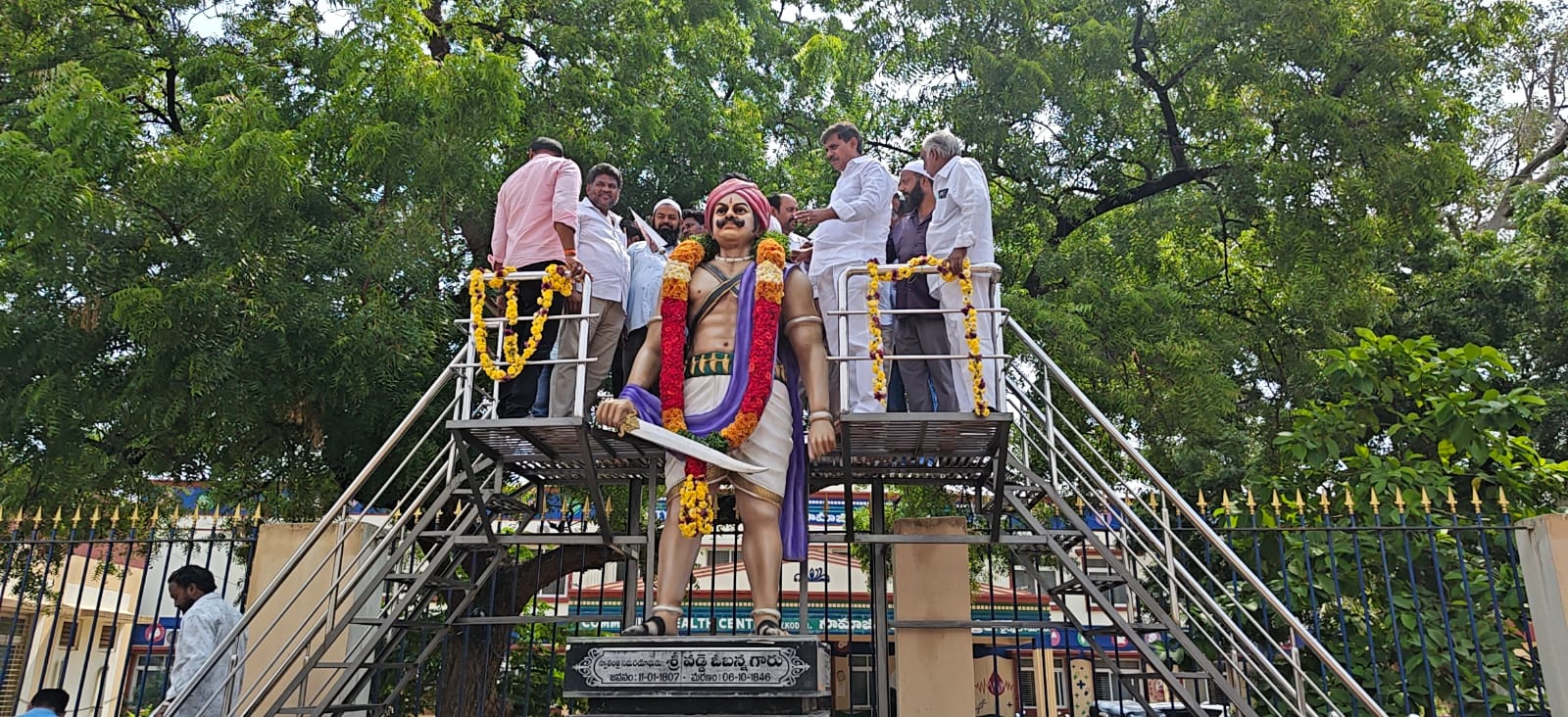 వడ్డె ఓబన్నకు ఘన నివాళులు….. విగ్రహానికి పూలమాలలు వేసి నివాళులర్పించిన నాయకులు