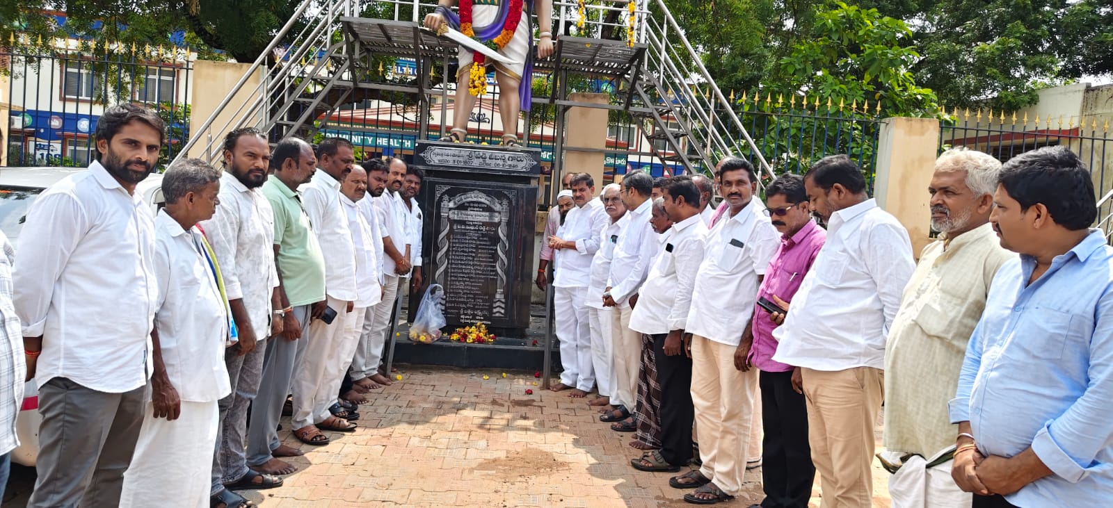 వడ్డె ఓబన్నకు ఘన నివాళులు….. విగ్రహానికి పూలమాలలు వేసి నివాళులర్పించిన నాయకులు