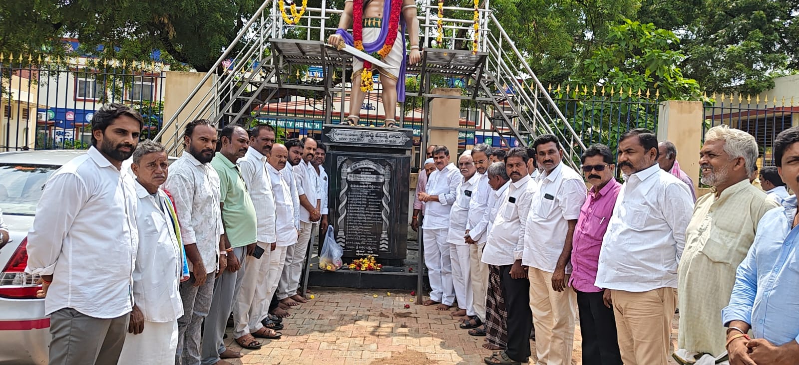 వడ్డె ఓబన్నకు ఘన నివాళులు….. విగ్రహానికి పూలమాలలు వేసి నివాళులర్పించిన నాయకులు
