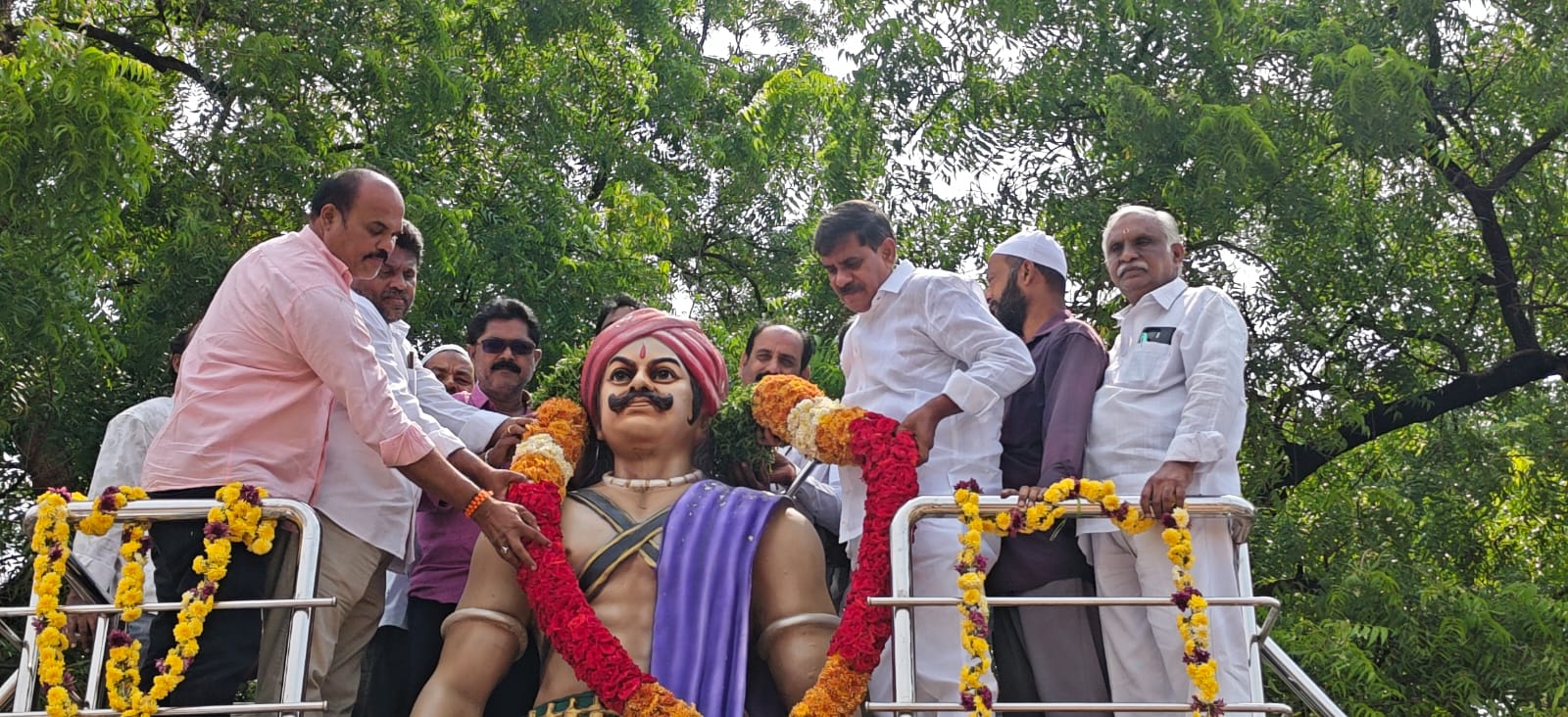 వడ్డె ఓబన్నకు ఘన నివాళులు….. విగ్రహానికి పూలమాలలు వేసి నివాళులర్పించిన నాయకులు