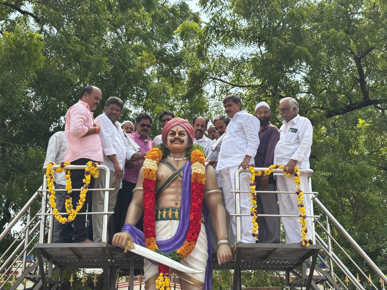 వడ్డె ఓబన్నకు ఘన నివాళులు….. విగ్రహానికి పూలమాలలు వేసి నివాళులర్పించిన నాయకులు