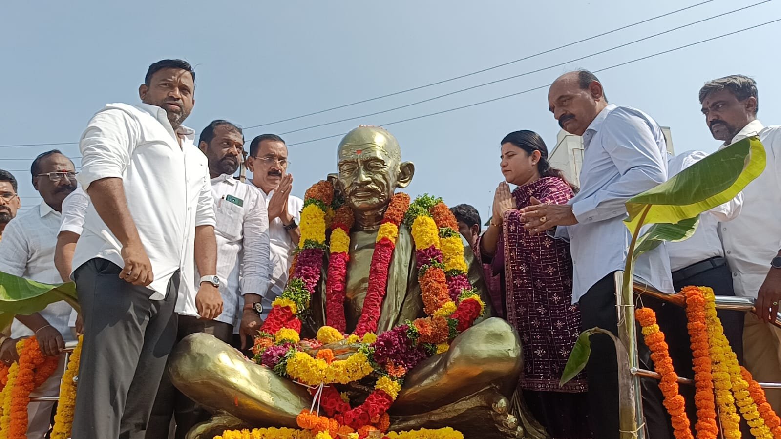 టిడ్కో గృహాల వద్ద మొక్కలు నాటిన మంత్రి, కలెక్టర్