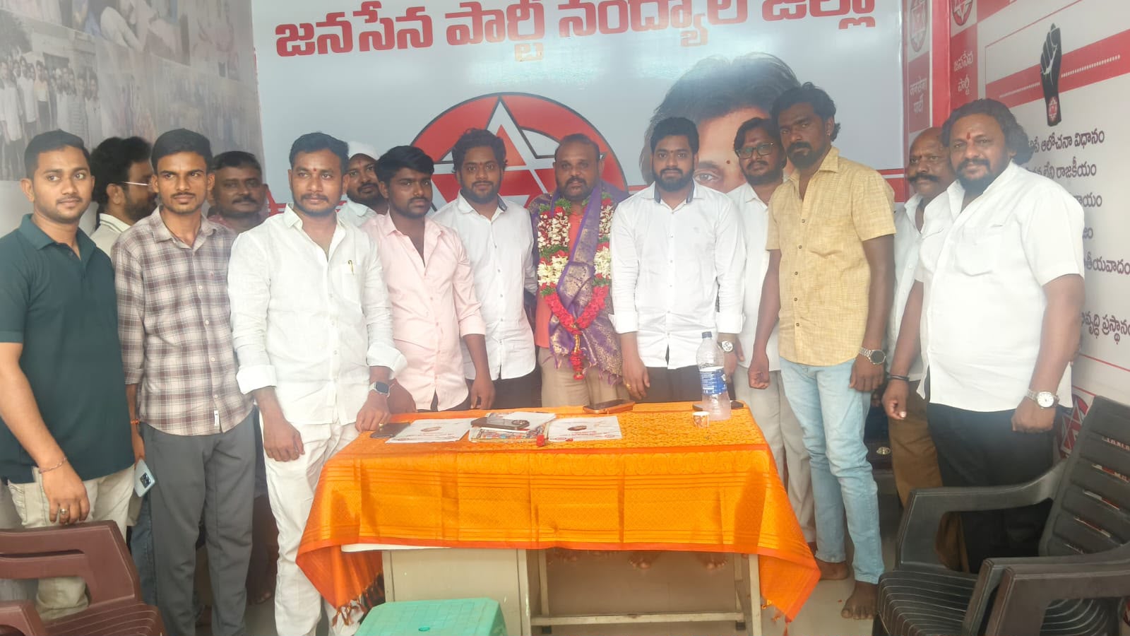 నంద్యాల జనసేన కార్యాలయంలో దొంతుల కిషోర్ నాయుడుకు ఘన సత్కారం