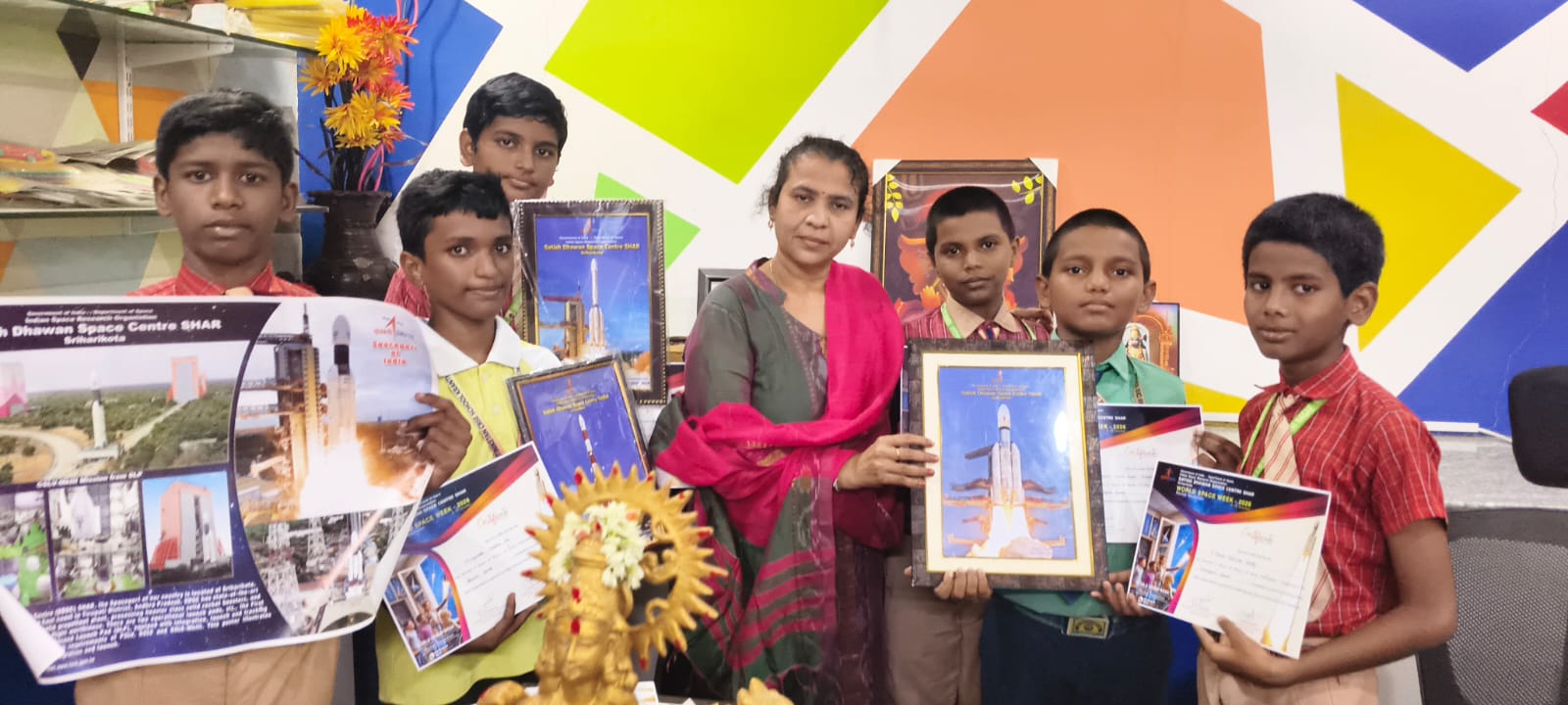 ప్రపంచ అంతరిక్ష వారోత్సవ పోటీల్లో శ్రీ శాంతినికేతన్ విద్యార్థుల ప్రతిభ