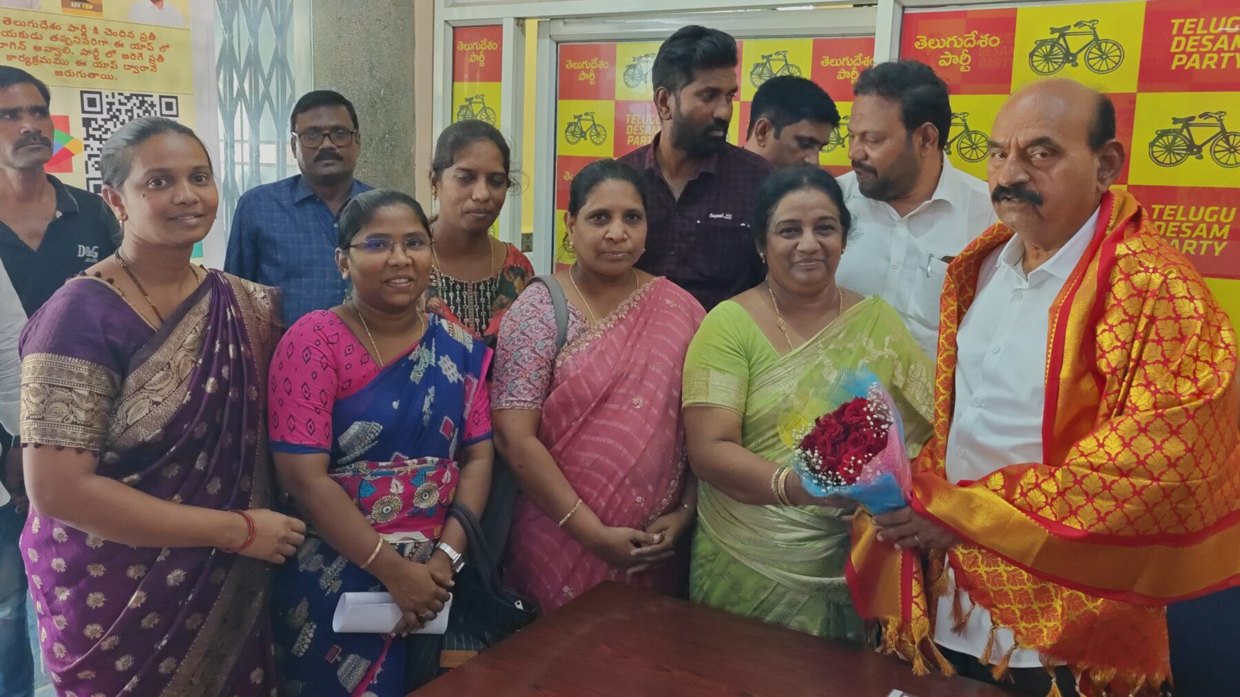 మంత్రి ఎన్‌ఎండీ ఫరూక్‌ ను కలిసిన హోలీ క్రాస్ గర్ల్స్ హైస్కూల్ హెడ్ మిస్ట్రెస్ మంజీరా వుడ్