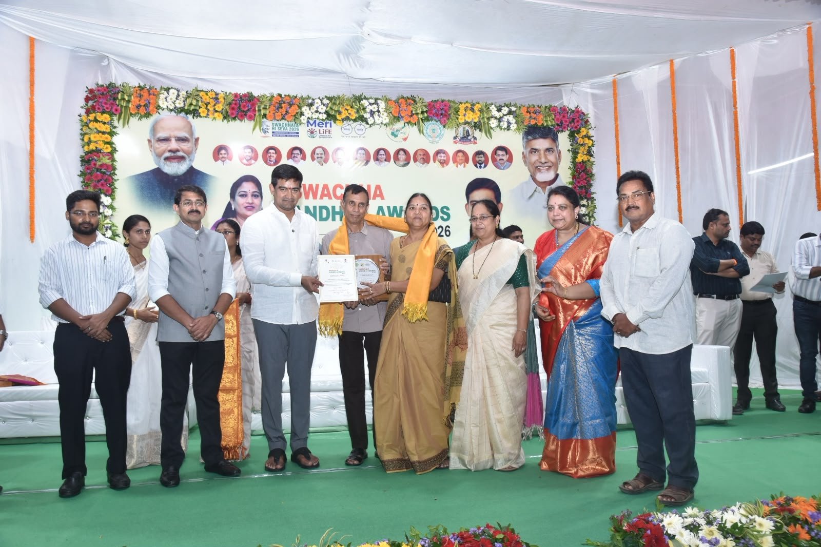 గాంధీ జయంతి సందర్భంగా చిన్నారులకు చాక్లెట్లు పంపిణీ