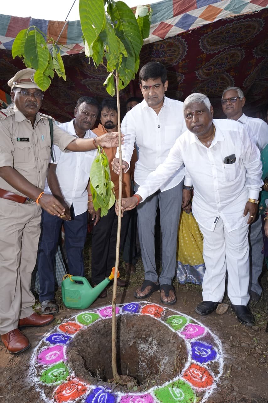 విశాఖ విమల విద్యాలయాన్ని.. ప్రభుత్వ పాఠశాలగా మార్చాలి. ఎంపీ భరత్‌కు ఉపాధ్యాయుల వినతి.. లోకేశ్‌తో చర్చిస్తానని హామీ