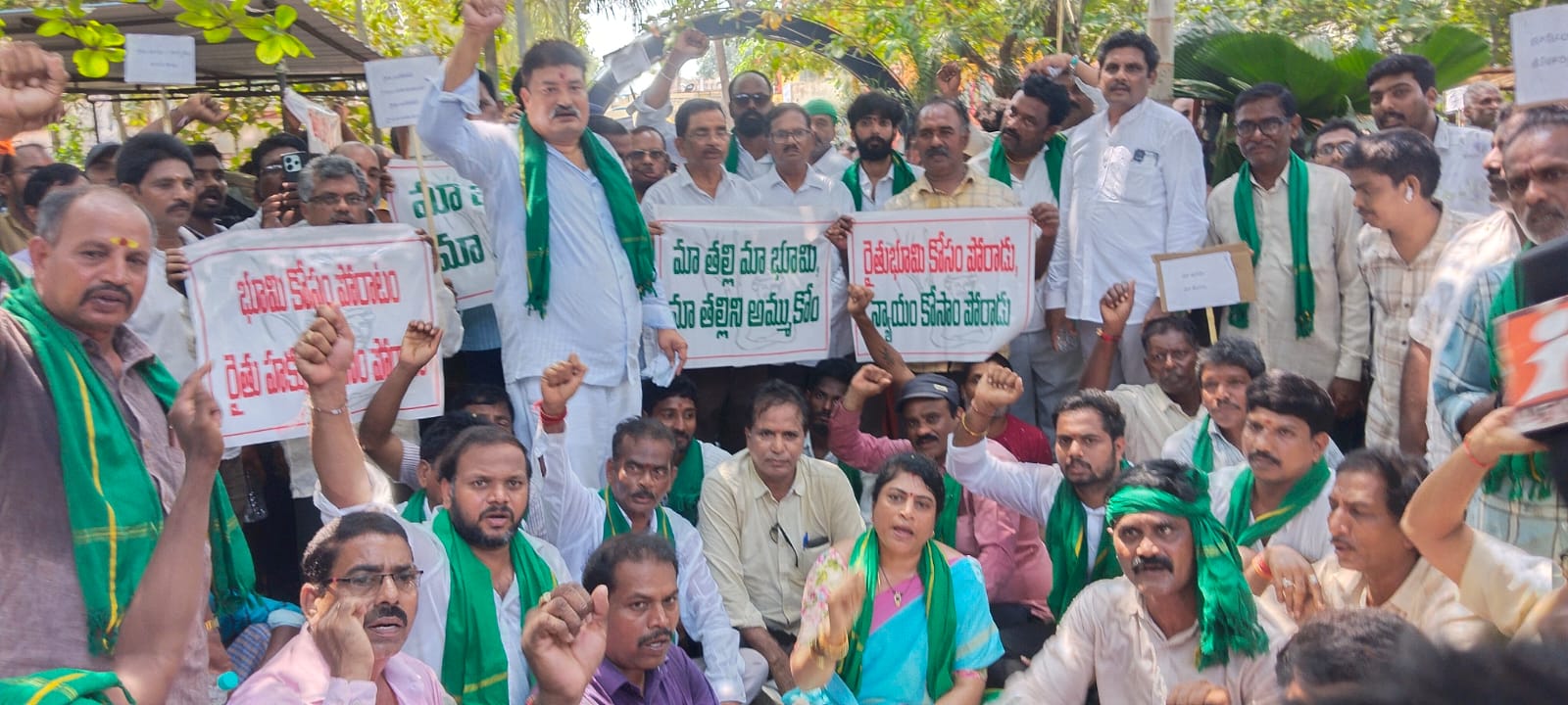 భోగాపురంలో రిలయన్స్ డేటా సెంటర్‌కు వ్యతిరేకంగా రైతుల నిరసన