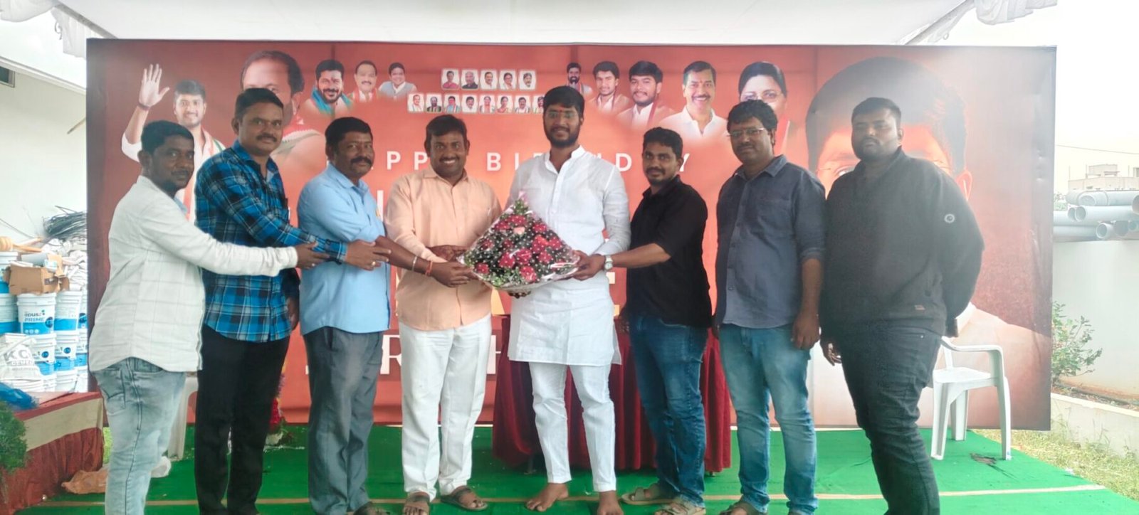 పోచబోయిన సురేష్ యాదవ్కు ఘనంగా జన్మదిన వేడుకలు శాలువాలతో సత్కరించి, కేక్ కట్ చేసి శుభాకాంక్షలు తెలిపిన పాత్రికేయ మిత్రులు
