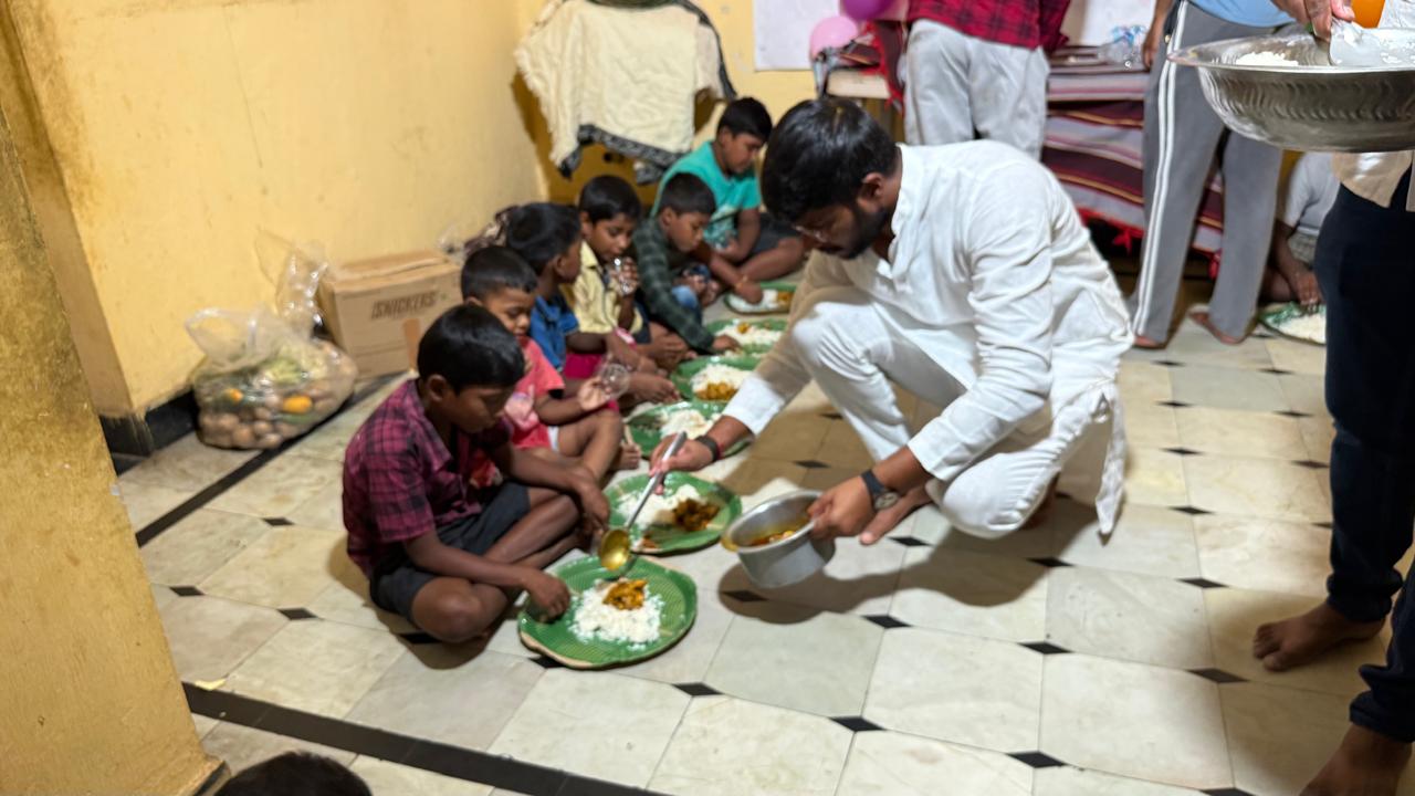 వృద్ధులు, చిన్నారుల మధ్య సురేష్ యాదవ్ జన్మదిన వేడుకలు
