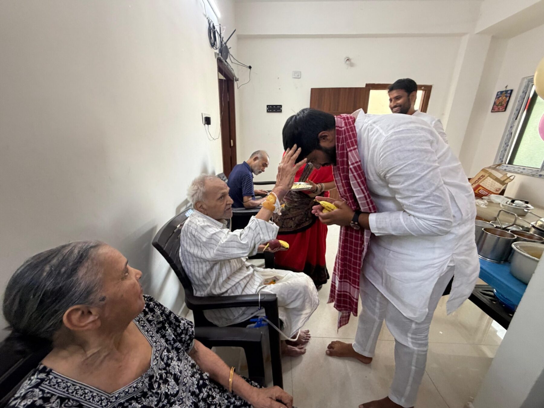 వృద్ధులు, చిన్నారుల మధ్య సురేష్ యాదవ్ జన్మదిన వేడుకలు