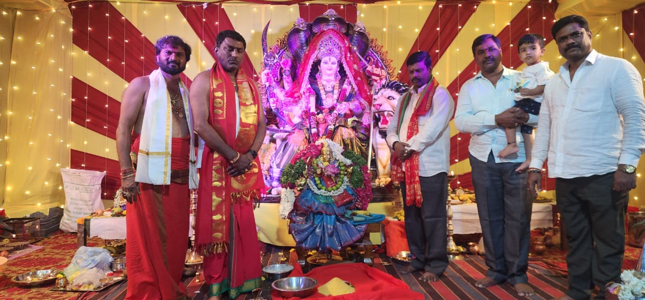 దుర్గానగర్ కాలనీలో దుర్గామాతకు ప్రత్యేక పూజలు