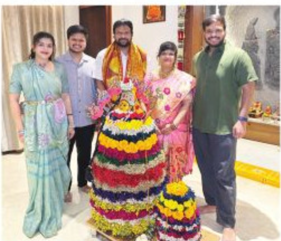 ఉప్పల శ్రీనివాస్ గుప్త నివాసంలో ఘనంగా సద్దుల బతుకమ్మ వేడుకలు