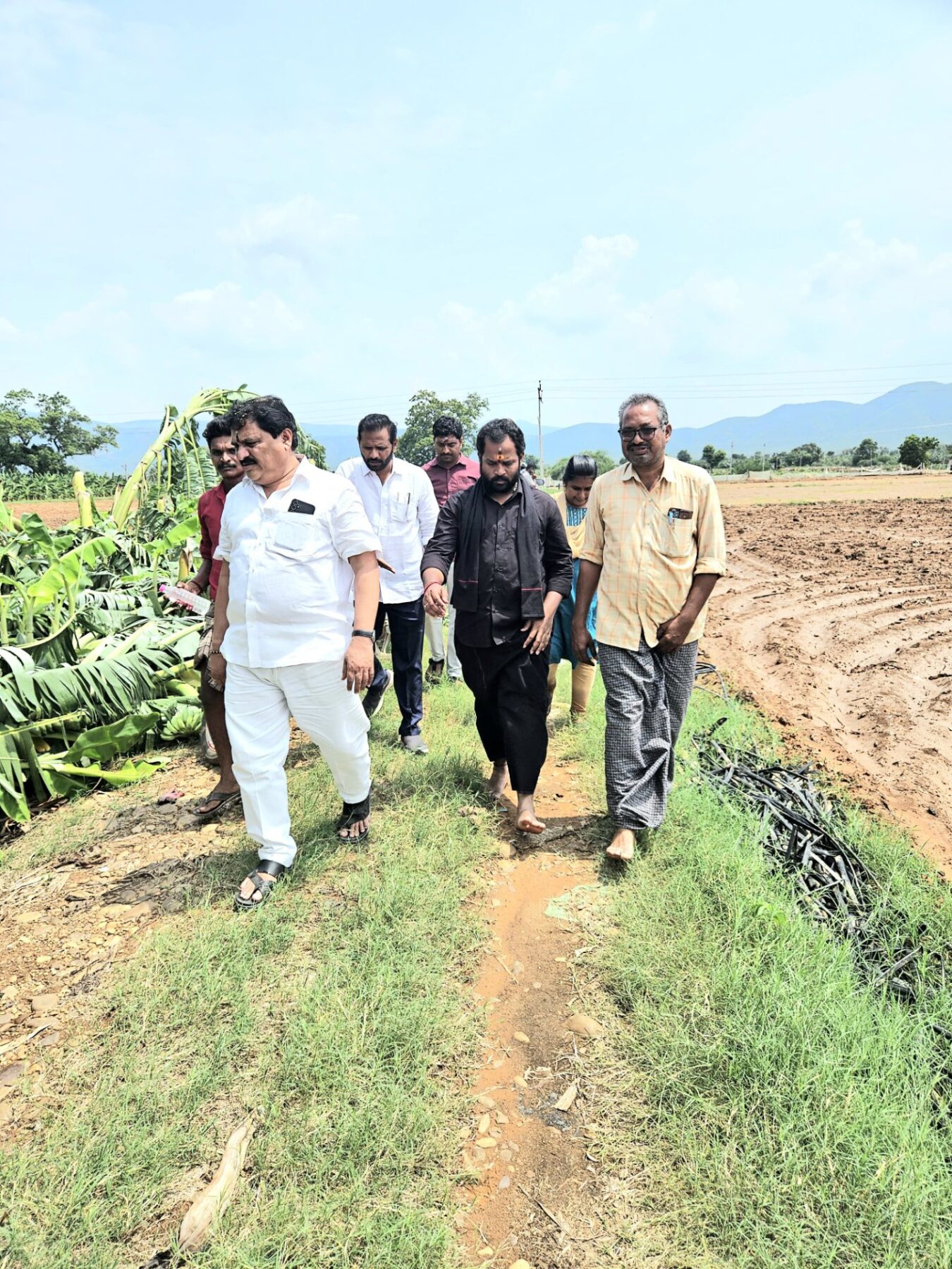 వర్షానికి దెబ్బతిన్న అరటి తోటలను పరిశీలించిన ఎమ్మెల్యే