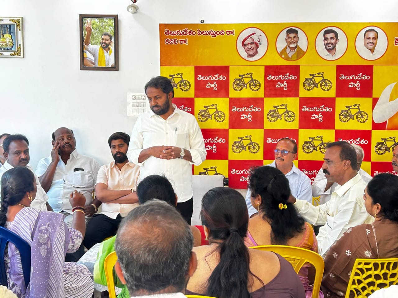మున్సిపల్ ఎన్నికలపై టీడీపీ నాయకులతో ఎమ్మెల్యే సమావేశం