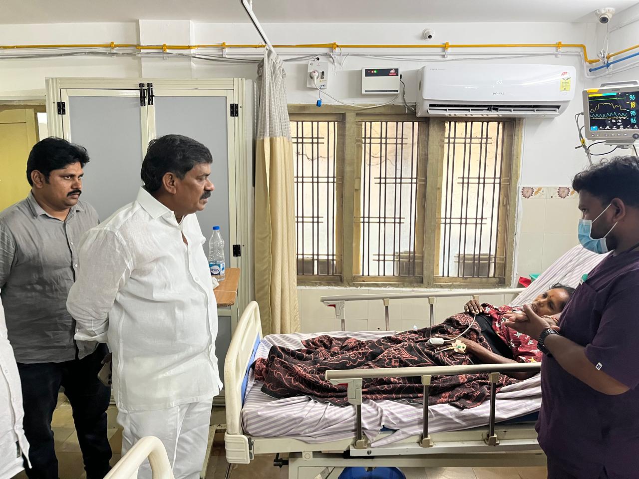 శస్త్రచికిత్స చేయించుకున్న మహిళకు పరామర్శ