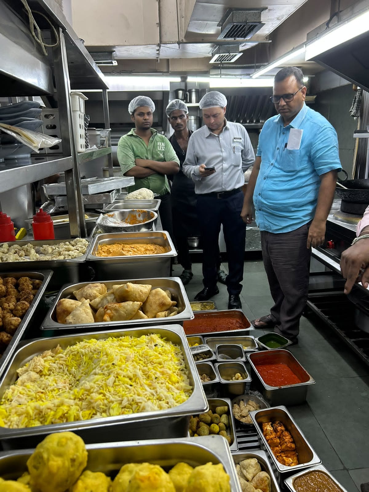 విశాఖ హోటల్‌లో వారం రోజుల నాటి గ్రేవీలు!