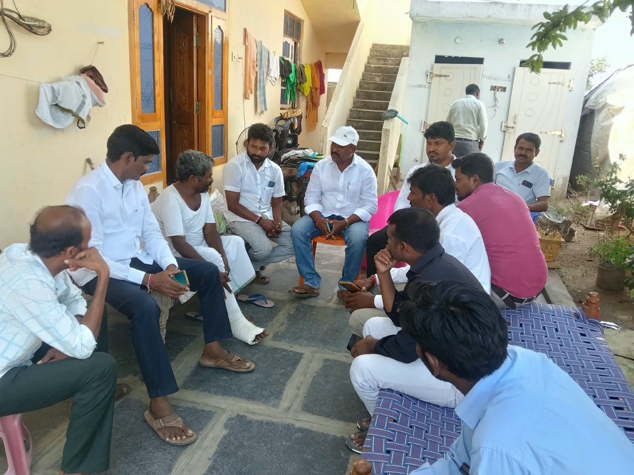 కార్యకర్తను పరామర్శించిన pacs చైర్మన్ వల్లే శ్రీనివాస్ యాదవ్.