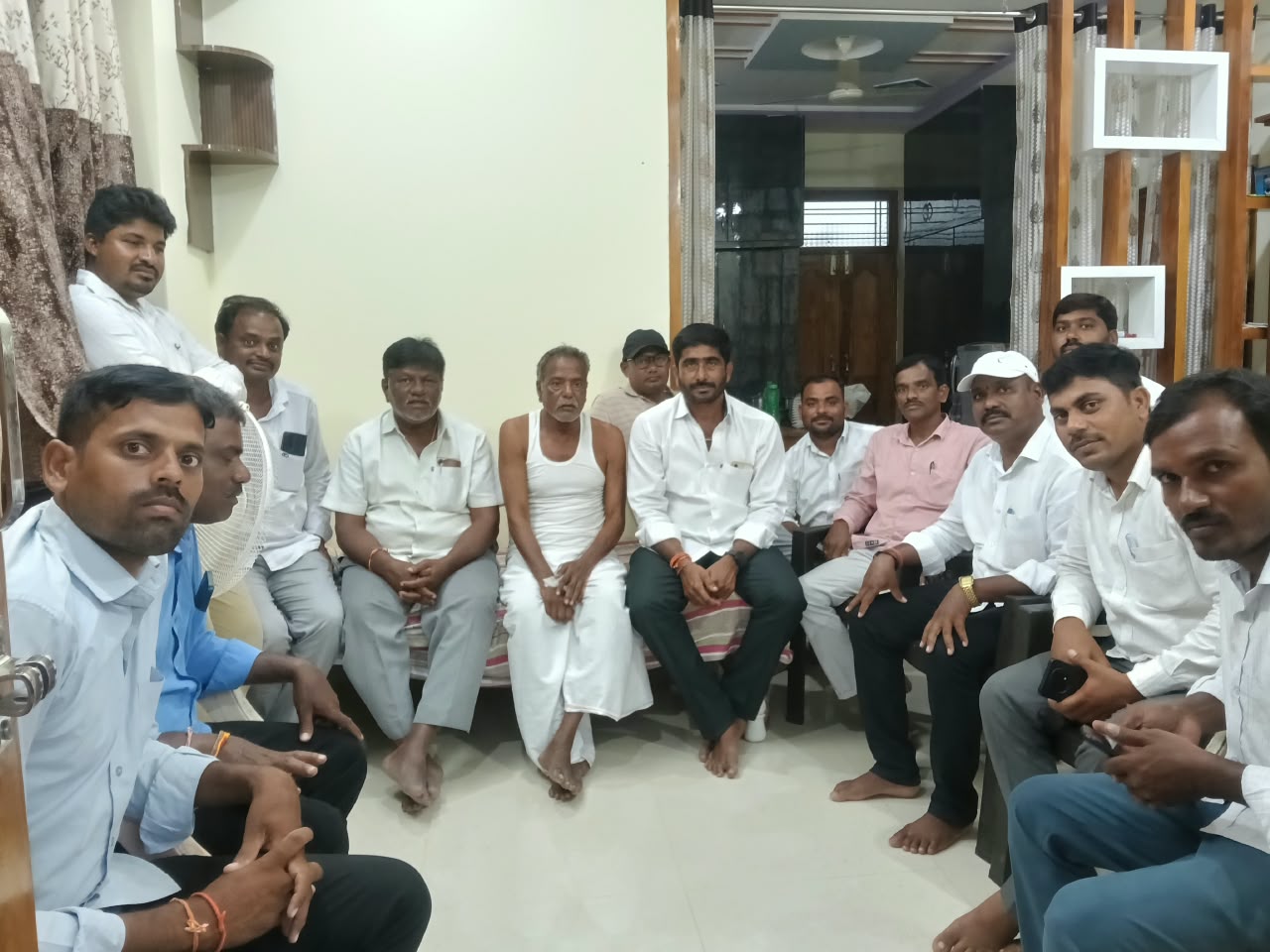 కార్యకర్తను పరామర్శించిన ఏఎంసి నర్సంపేట వైస్ చైర్మన్ శాఖమూరి హరిబాబు.