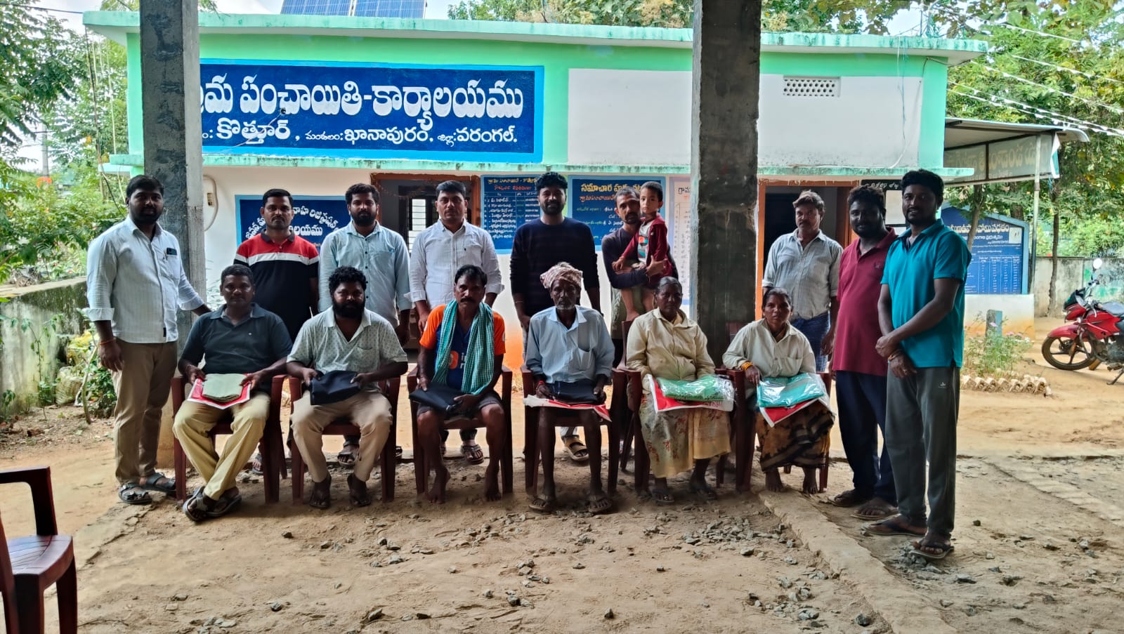 గ్రామపంచాయతీ సిబ్బందికి దసరా పండుగ కానుకగా బట్టల పంపిణీ చేసిన సర్పంచ్ జాటోతు వినోద్ కుమార్ గారు