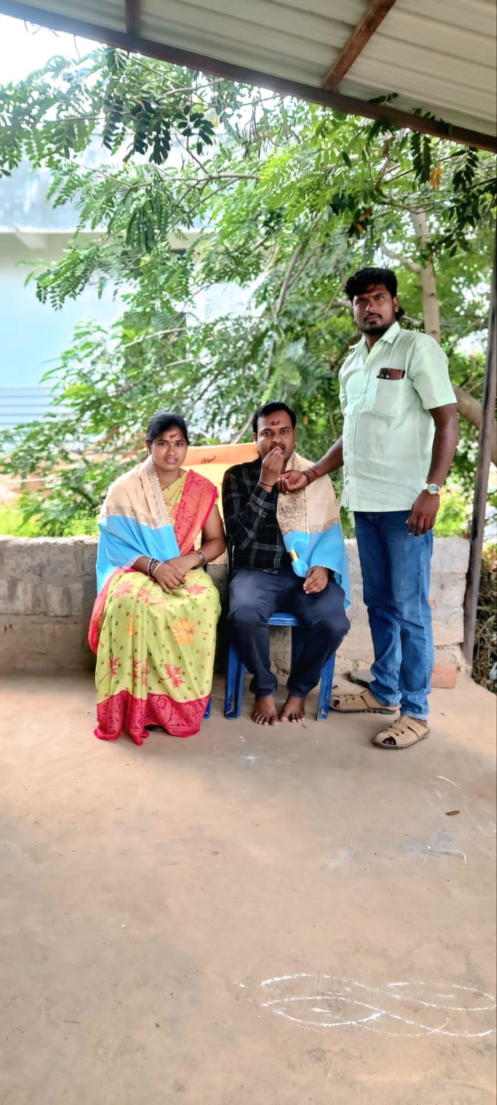 బాల్య మిత్రునికి గణ సన్మానం.