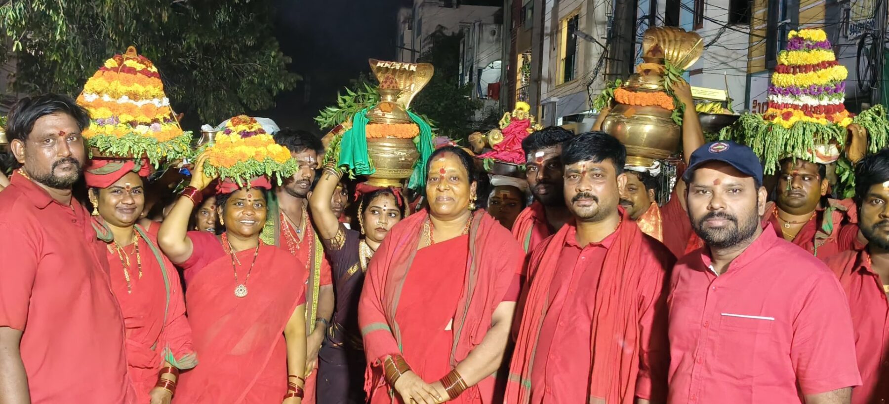 వడ్లపూడిలో వైభవంగా కుంచుమాంబ అమ్మవారి సారీ ఊరేగింపు! 101 రకాల నైవేద్యాలు.. తీన్మార్ డప్పులు, కోలాటాలతో భక్తుల