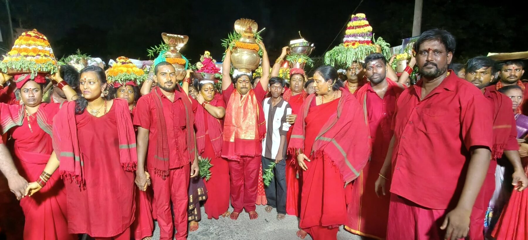 వడ్లపూడిలో వైభవంగా కుంచుమాంబ అమ్మవారి సారీ ఊరేగింపు! 101 రకాల నైవేద్యాలు.. తీన్మార్ డప్పులు, కోలాటాలతో భక్తుల