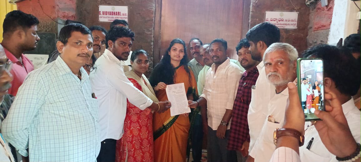 రేషన్ డీలర్ల సమస్యలపై అధికారులతో చర్చలు కమిషన్ పెంపు నుంచి విద్యుత్ ఛార్జీల భారం తగ్గింపు వరకు పలు అంశాలపై వి