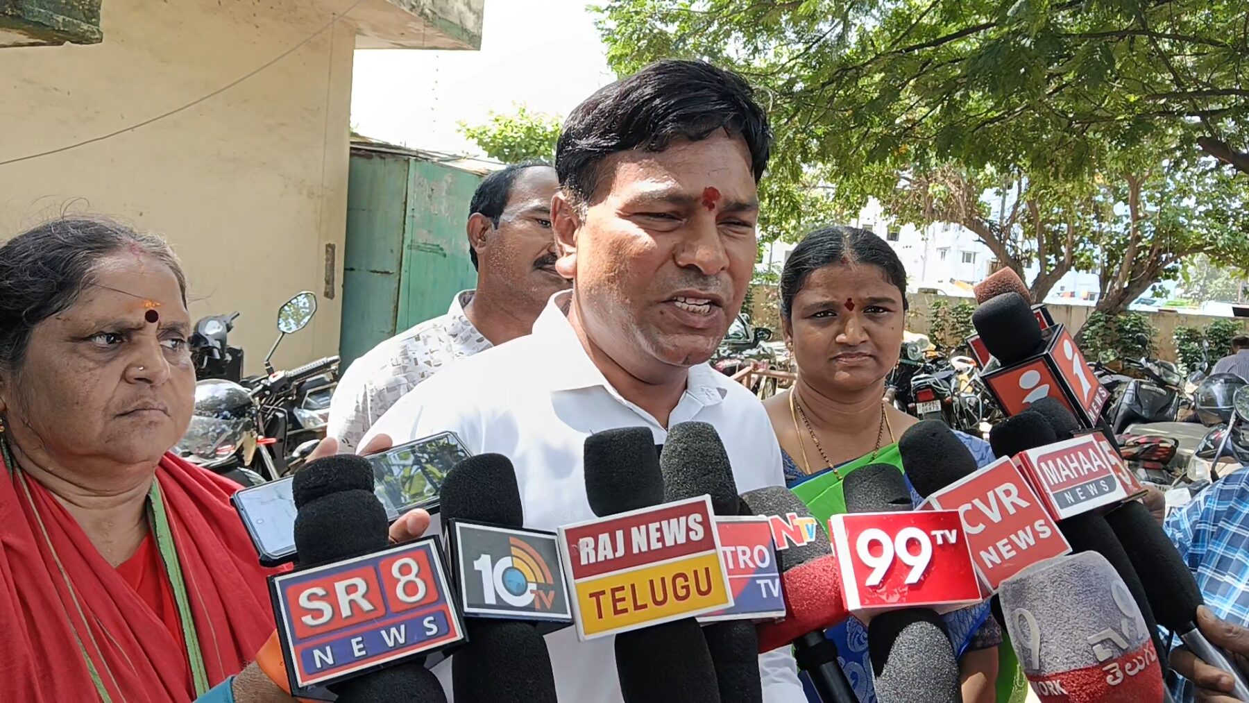 గాజువాకలో మొదలైన నామినేషన్ల సందడి తొలిరోజు వైసీపీ అభ్యర్థుల నామినేషన్లు.. ప్రభుత్వంపై గుడివాడ అమర్నాథ్ విమర్శ